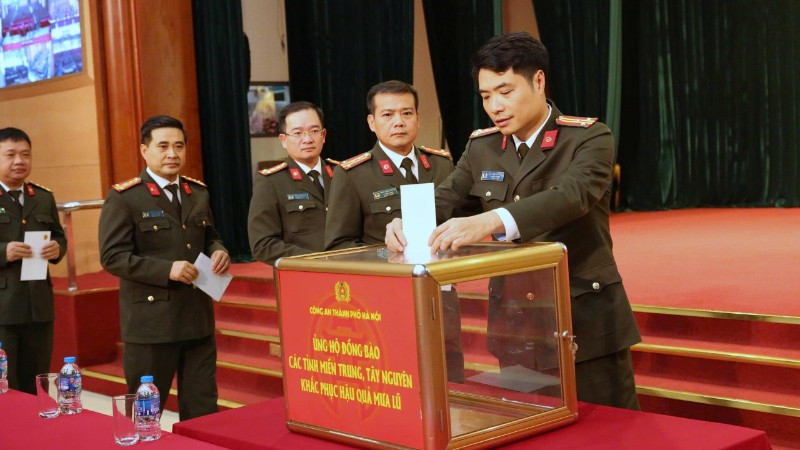 Công an Hà Nội phát động ủng hộ đồng bào miền trung- Tây nguyên bị thiệt hại do mưa lũ.