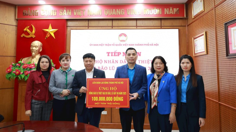 Trao hỗ trợ tại trụ sở Ủy ban Mặt trận Tổ quốc Việt Nam Thành phố Hà Nội.