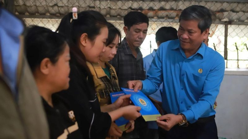Phó Chủ tịch Tổng Liên đoàn Lao động Việt Nam Huỳnh Thanh Xuân trao hỗ trợ đoàn viên, người lao động bị ảnh hưởng thiên tai.