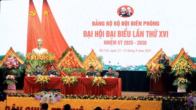 Trung tướng Nguyễn Anh Tuấn, Bí thư Đảng ủy, Chính ủy Bộ đội Biên phòng trình bày Báo cáo Chính trị.
