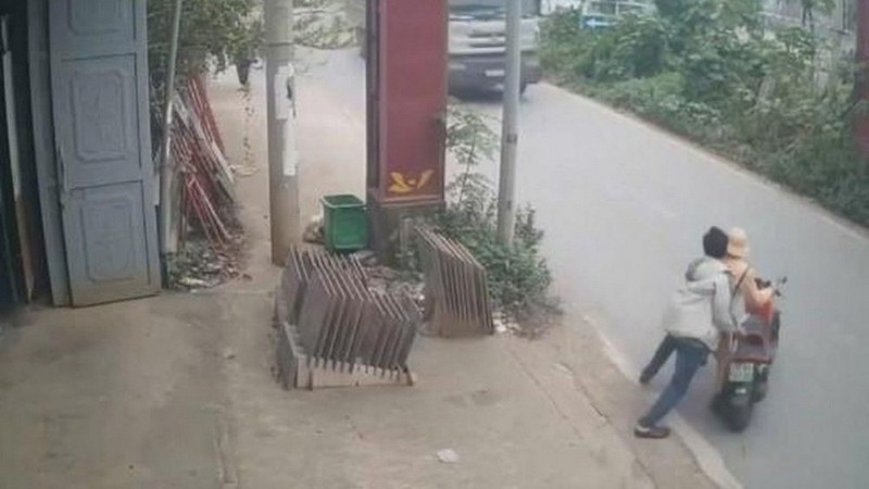 Đối tượng Đặng Từ Thịnh đẩy chiến sĩ Cảnh sát giao thông lao ra trước đầu ô-tô tải đang đi đến. (Ảnh chụp màn hình)