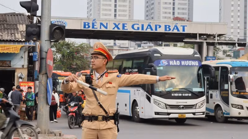 Cảnh sát giao thông Hà Nội làm nhiệm vụ tại bến xe Giáp Bát chiều 13/2. 