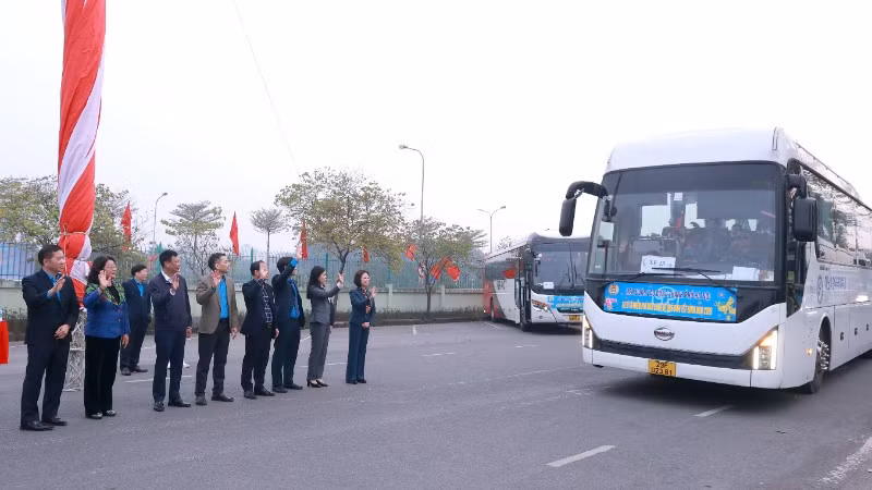 Lãnh đạo thành phố và Liên đoàn Lao động Thành phố Hà Nội tiễn công nhân về quê đón Tết.