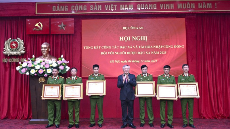 Phó Thủ tướng Thường trực Chính phủ Nguyễn Hòa Bình trao khen thưởng tặng các tập thể, cá nhân có thành tích xuất sắc trong công tác đặc xá năm 2025. 