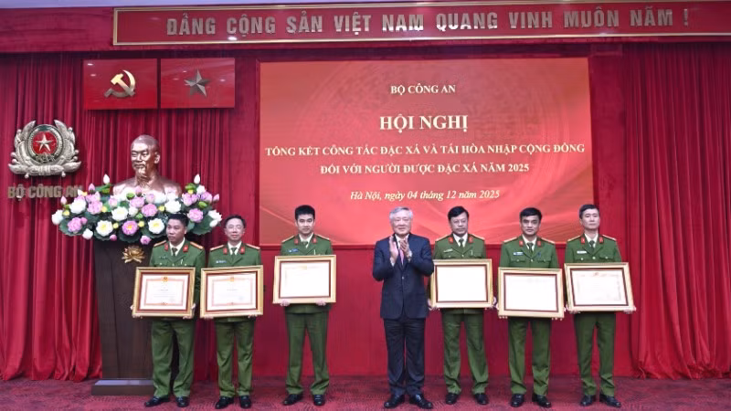 Phó Thủ tướng Thường trực Chính phủ Nguyễn Hòa Bình trao khen thưởng tặng các tập thể, cá nhân có thành tích xuất sắc trong công tác đặc xá năm 2025. 