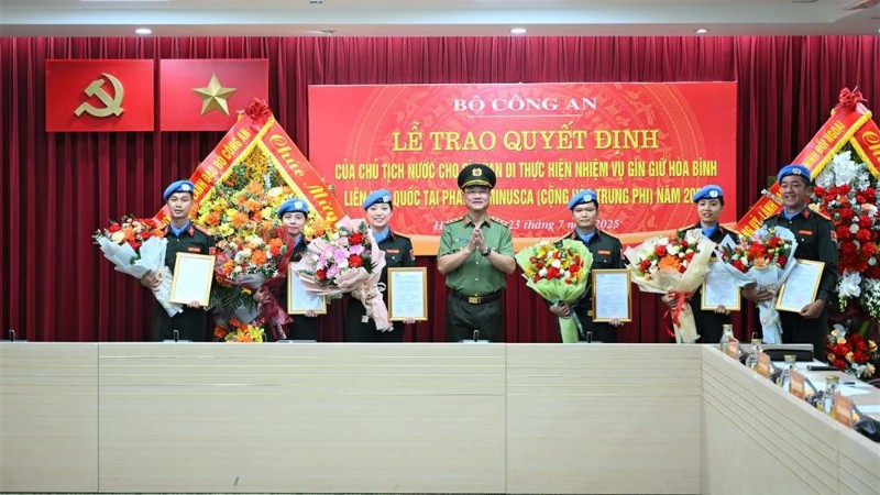 Thứ trưởng Phạm Thế Tùng trao Quyết định cho các sĩ quan Tổ công tác số 6.