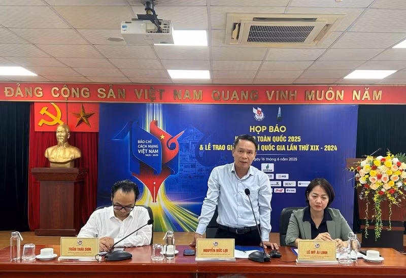 Các đồng chí chủ trì họp báo.