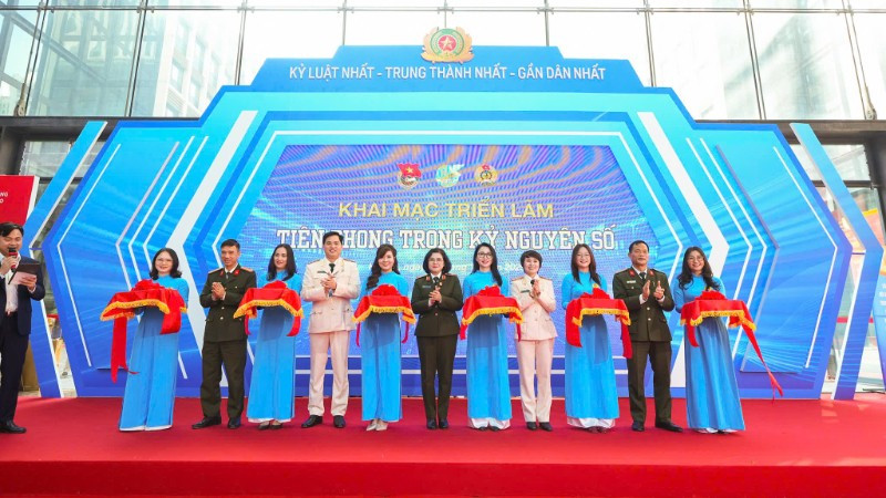 Nghi thức khai mạc triển lãm “Tiên phong trong kỷ nguyên số”.