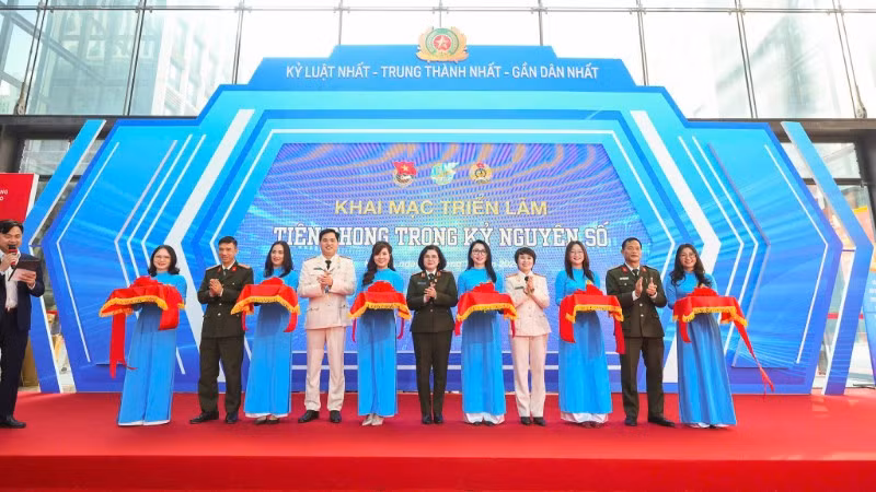 Nghi thức khai mạc triển lãm “Tiên phong trong kỷ nguyên số”.