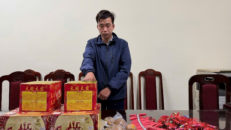 Bắt giữ đối tượng Phạm Văn Phúc cùng tang vật.