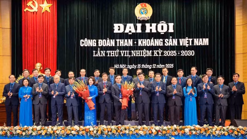 Lãnh đạo Tổng Liên đoàn Lao động Việt Nam và lãnh đạo Tập đoàn TKV chúc mừng Ban Chấp hành Công đoàn Than -Khoáng sản Việt Nam khóa VII. 