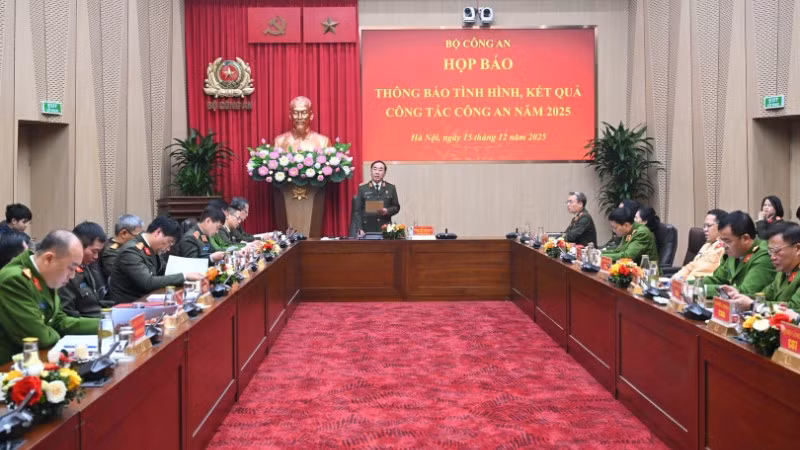 Thượng tướng Trần Quốc Tỏ chủ trì họp báo.