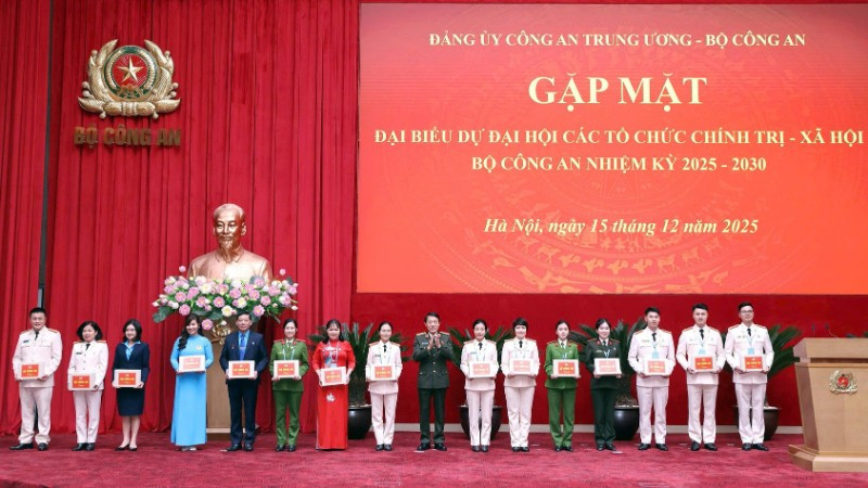 Bộ trưởng Lương Tam Quang tặng quà 15 đại biểu đại diện các đoàn đại biểu dự Đại hội các tổ chức chính trị-xã hội tại buổi gặp mặt. 