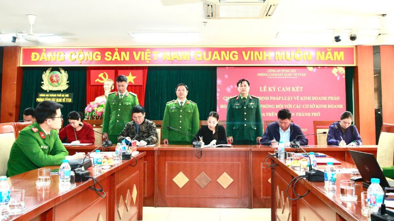 Đại diện cơ sở kinh doanh pháo hoa trên địa bàn Hà Nội ký cam kết với 5 nội dung cụ thể.