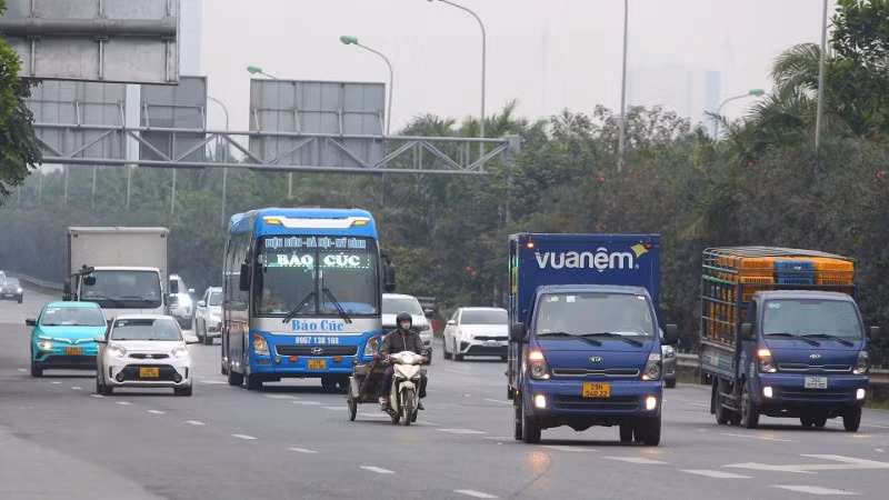 Các phương tiện lưu thông trên Đại lộ Thăng Long.