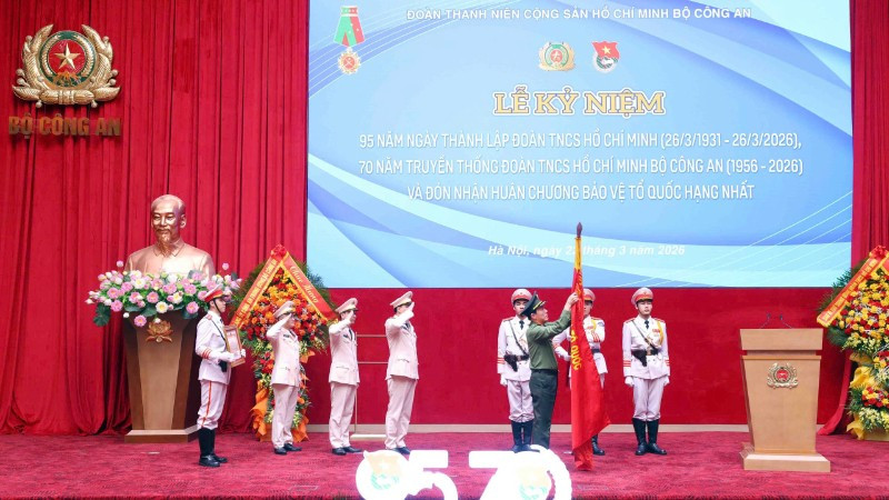 Đại tướng Lương Tam Quang gắn Huân chương Bảo vệ Tổ quốc hạng Nhất tặng thưởng Đoàn TNCS Hồ Chí Minh Bộ Công an.