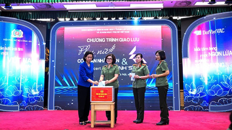 Đại diện lãnh đạo Hội Liên hiệp Phụ nữ Việt Nam, Cục Công tác Chính trị, Ban Phụ nữ Công an nhân dân quyên góp, ủng hộ đồng bào chịu ảnh hưởng bởi thiên tai.