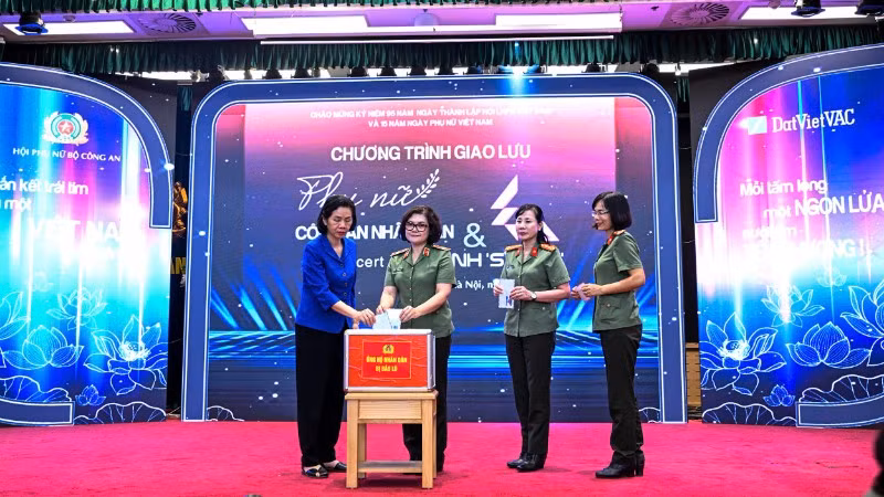 Đại diện lãnh đạo Hội Liên hiệp Phụ nữ Việt Nam, Cục Công tác Chính trị, Ban Phụ nữ Công an nhân dân quyên góp, ủng hộ đồng bào chịu ảnh hưởng bởi thiên tai.