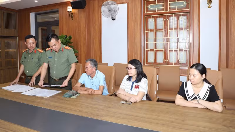  Cán bộ Phòng An ninh kinh tế Công an tỉnh làm việc với các đối tượng.