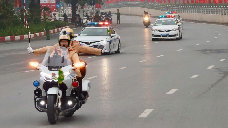 146 cán bộ, chiến sĩ có thành tích đột xuất trong công tác bảo đảm trật tự an toàn giao thông, dẫn đoàn, phục vụ Đại hội đại biểu toàn quốc lần thứ XIV của Đảng.