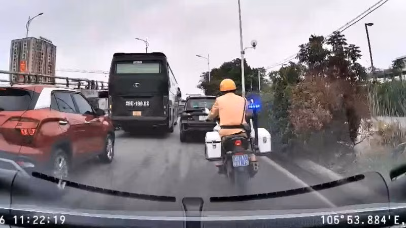 Tổ công tác Đội Cảnh sát giao thông đường bộ số 5 sử dụng xe mô-tô chuyên dụng mở đường, tạo điều kiện cho xe chở nạn nhân đi cấp cứu.