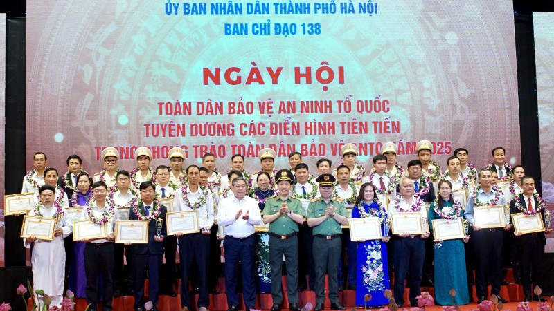 Tuyên dương các điển hình tiên tiến trong phong trào toàn dân bảo vệ an ninh Tổ quốc của thành phố Hà Nội.