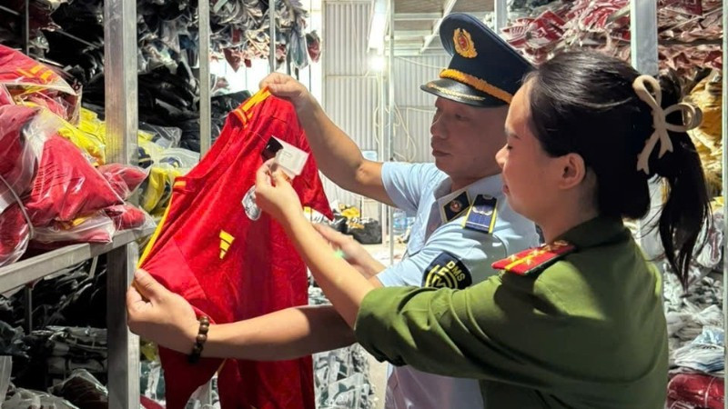 Lực lượng chức năng vừa phát hiện số lượng lớn quần áo thể thao có dấu hiệu giả mạo các nhãn hiệu nổi tiếng đã được bảo hộ tại Việt Nam.