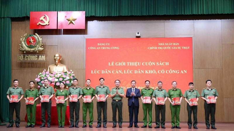 Thứ trưởng Trần Quốc Tỏ và Giám đốc-Tổng Biên tập Nhà xuất bản Chính trị quốc gia Sự thật Vũ Trọng Lâm trao sách tặng các đại biểu. 