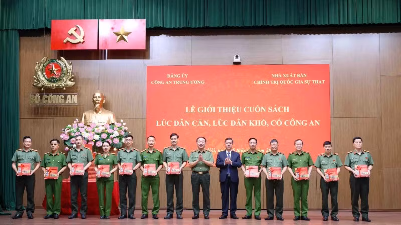 Thứ trưởng Trần Quốc Tỏ và Giám đốc-Tổng Biên tập Nhà xuất bản Chính trị quốc gia Sự thật Vũ Trọng Lâm trao sách tặng các đại biểu. 