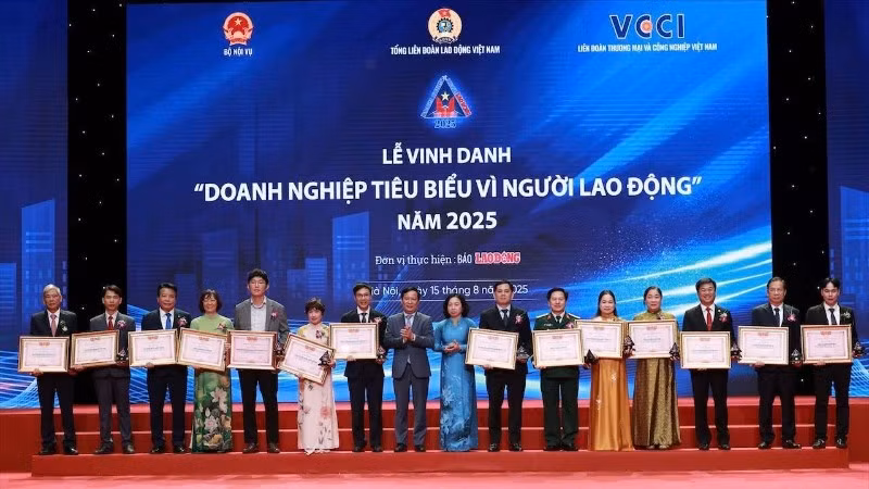 Vinh danh các doanh nghiệp vì người lao động tiêu biểu.
