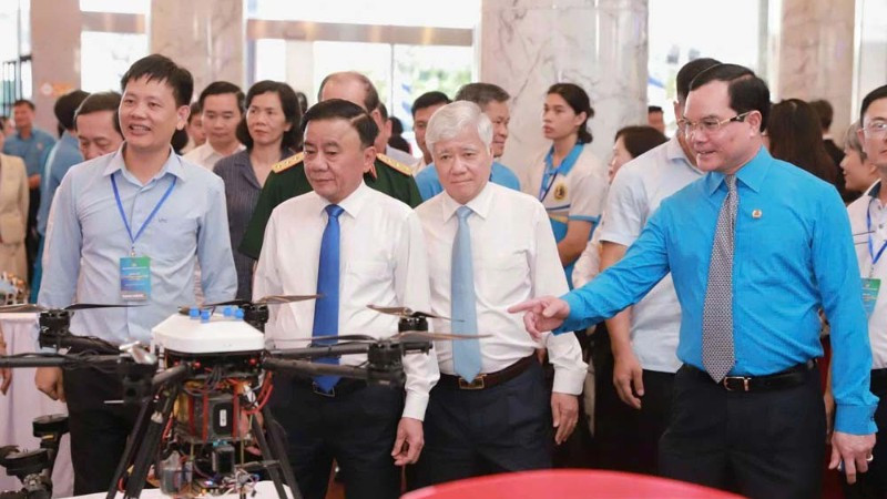 Lãnh đạo Đảng, Nhà nước, đại biểu tham quan triển lãm.