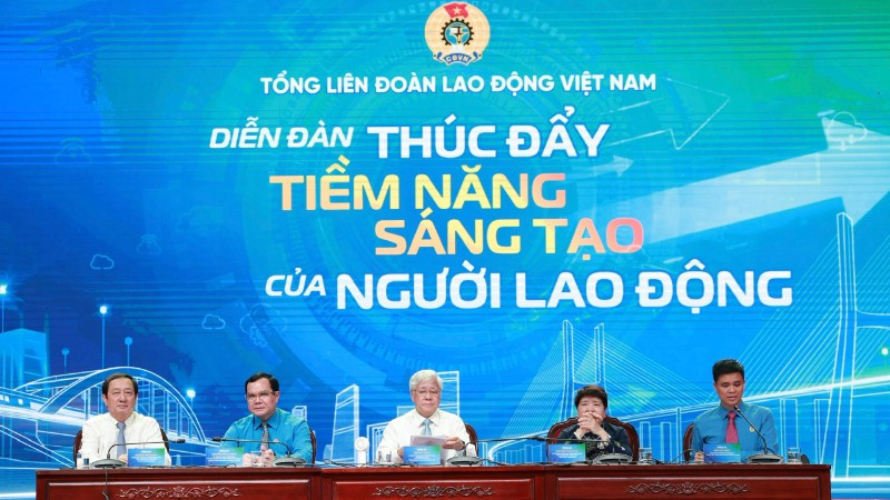 Ủy viên Bộ Chính trị, Bí thư Trung ương Đảng, Chủ tịch Ủy ban Trung ương Mặt trận Tổ quốc Việt Nam Đỗ Văn Chiến và các đại biểu chủ trì diễn đàn.