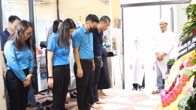 Đoàn công tác của Liên đoàn Lao động Thành phố Hà Nội đặt vòng hoa kính viếng, thắp hương, mặc niệm các đoàn viên gặp nạn.