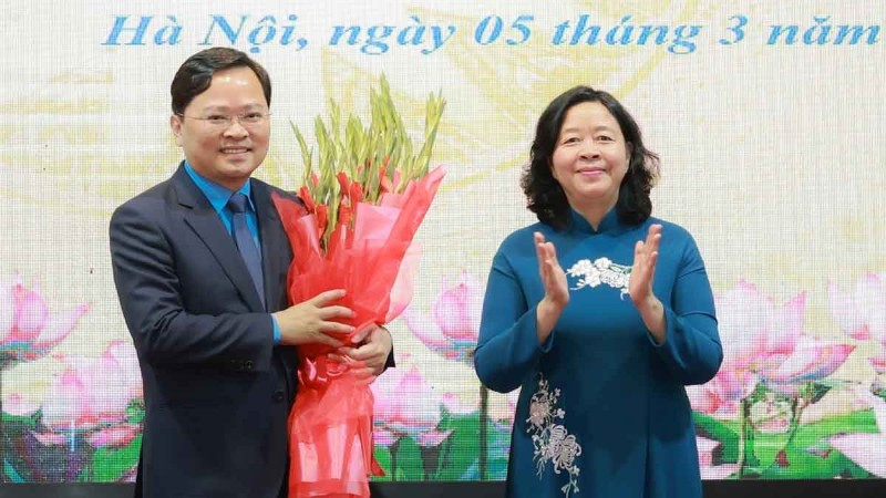 Đồng chí Bùi Thị Minh Hoài tặng hoa chúc mừng tân Chủ tịch Tổng Liên đoàn Lao động Việt Nam Nguyễn Anh Tuấn.