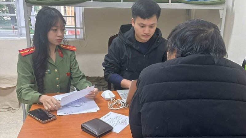 Công an làm việc với đối tượng vi phạm.