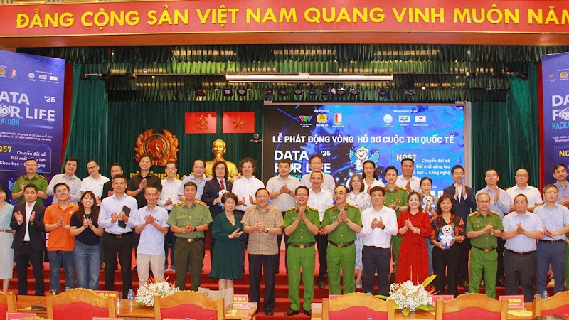 Các đại biểu tham gia lễ phát động.