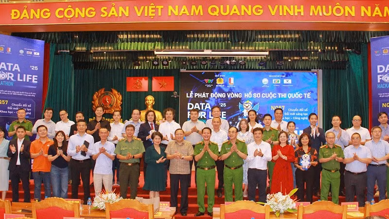Các đại biểu tham gia lễ phát động.