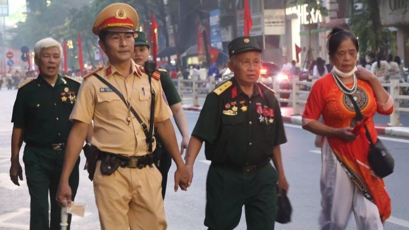 Lực lượng cảnh sát giao thông giúp đỡ nhân dân trong ngày Lễ kỷ niệm 80 năm Cách mạng Tháng Tám thành công và Quốc khánh 2/9.