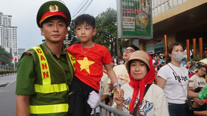 Hình ảnh đẹp của lực lượng Công an Thủ đô trong sự kiện A80. (Ảnh: MINH NHUẦN)