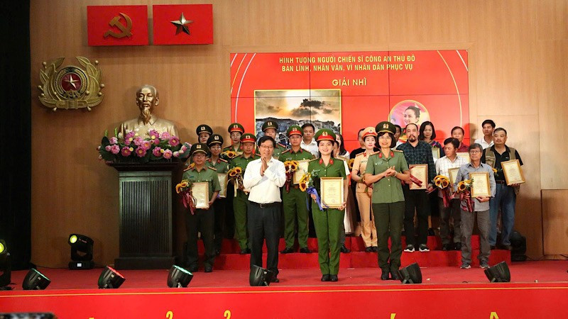 Ban Tổ chức trao Giấy chứng nhận, giải thưởng cho các tác giả đạt giải.