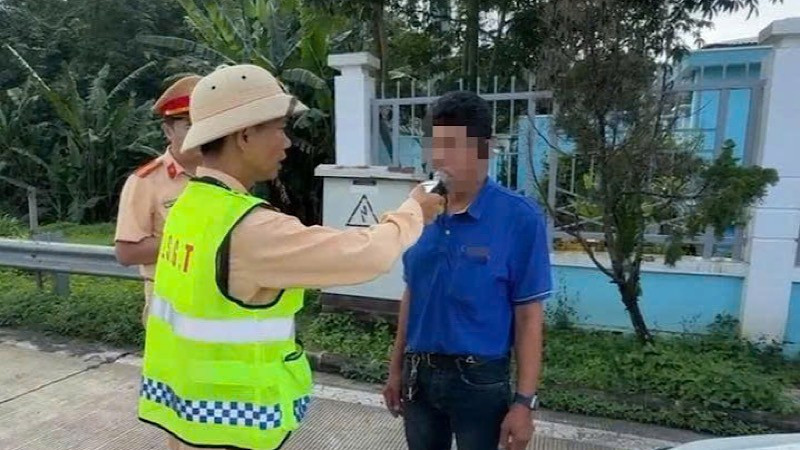 Tài xế xe khách bị phát hiện vi phạm nồng độ cồn ở mức kịch khung.