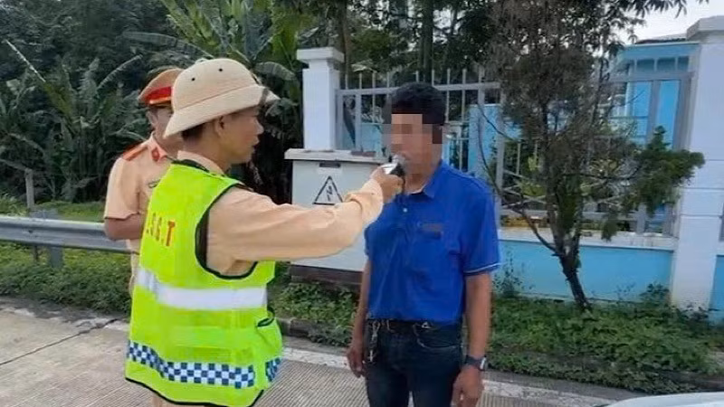 Tài xế xe khách bị phát hiện vi phạm nồng độ cồn ở mức kịch khung.