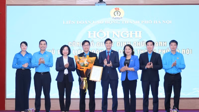 Lãnh đạo Tổng Liên đoàn Lao động Việt Nam, Ủy ban Mặt trận Tổ quốc Việt Nam TP Hà Nội tặng hoa chúc mừng đồng chí Nguyễn Văn Thắng.