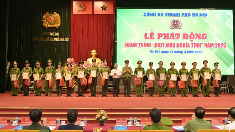 Biểu dương 20 cá nhân hiến máu tiêu biểu trong Lễ phát động chương trình “Giọt máu nghĩa tình” năm 2026 của Công an Thủ đô.