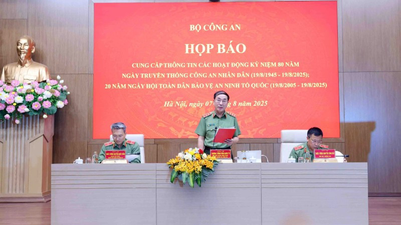 Thượng tướng Trần Quốc Tỏ chủ trì họp báo.