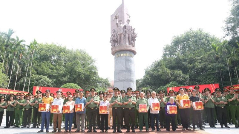 Đoàn Công tác Công an thành phố Hà Nội tặng quà các gia đình chính sách xã Minh Thanh.