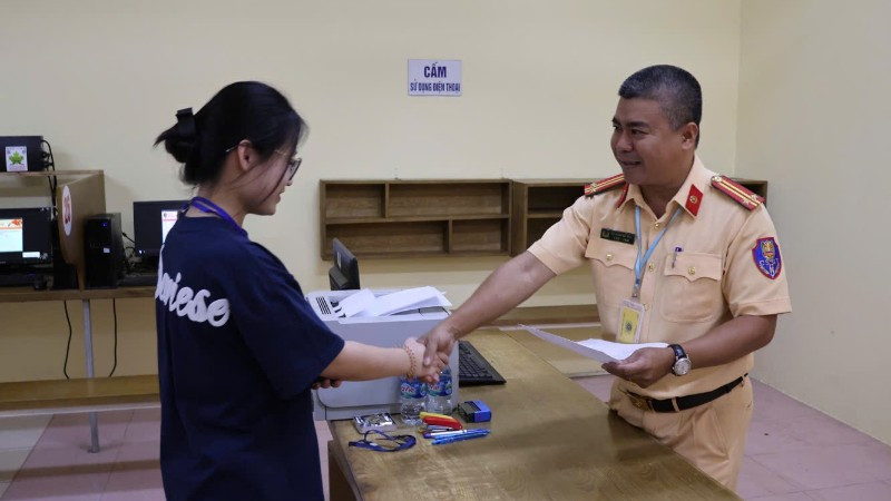Người dân đến các trung tâm đủ điều kiện thi sát hạch.
