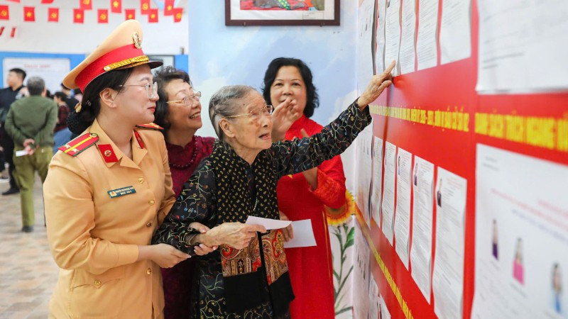 Cử tri Đoàn Thị Thuận, sinh năm 1925 đi bầu cử.