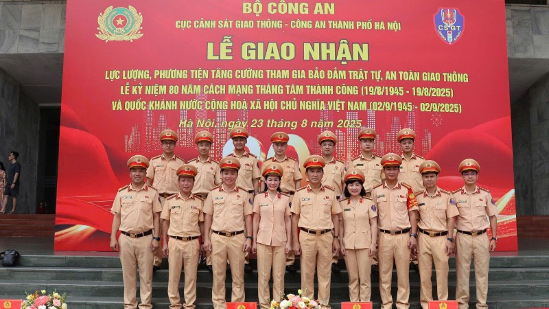 Lễ tiếp nhận 655 cán bộ, chiến sĩ tăng cường.