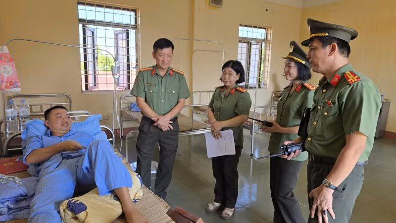 Phó Giám đốc Công an tỉnh Thái Nguyên thăm hỏi, động viên Đại úy Dương Quang Huy.